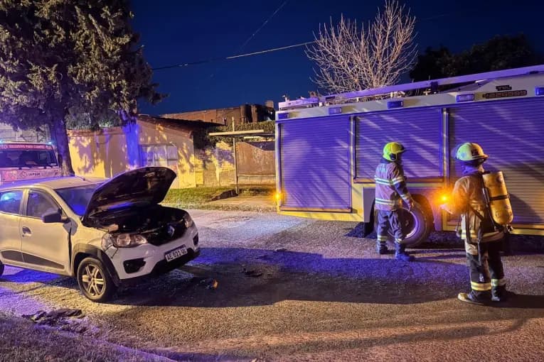 Bomberos controlaron un principio de incendio en un automóvil en Paraná - imagen de origen