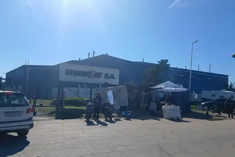 Conflicto en Unión Bat: los 100 trabajadores despedidos sostendrán el acampe frente a la fábrica durante todo el fin de semana - imagen de origen