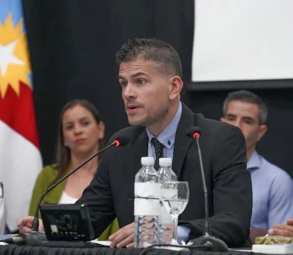 El intendente de Feliciano se expresó en redes sociales por la “escandalosa salida” del ex jefe de Gabinete - imagen de origen