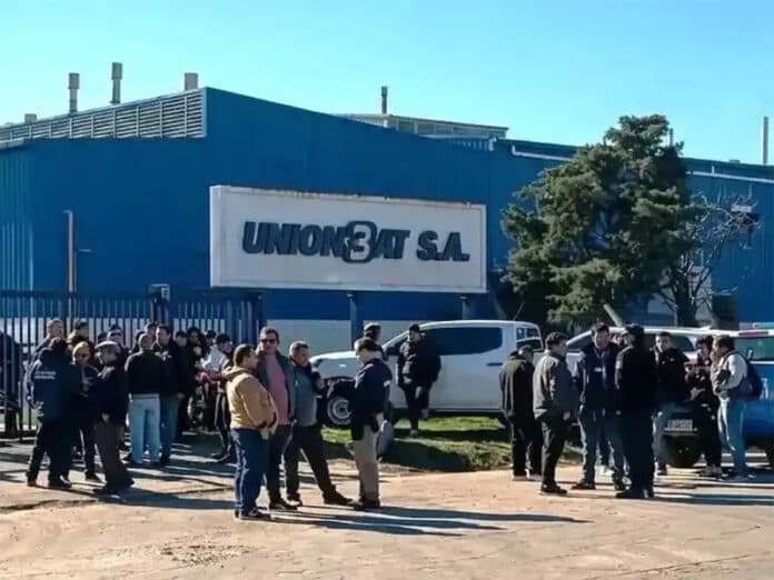 Despidos en Unionbat: los trabajadores esperan una audiencia mientras continúa el acampe - imagen de origen