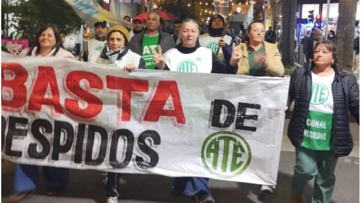 Despidos en Concordia: la protesta llegó a la gala por el Día de la Independencia - imagen de origen