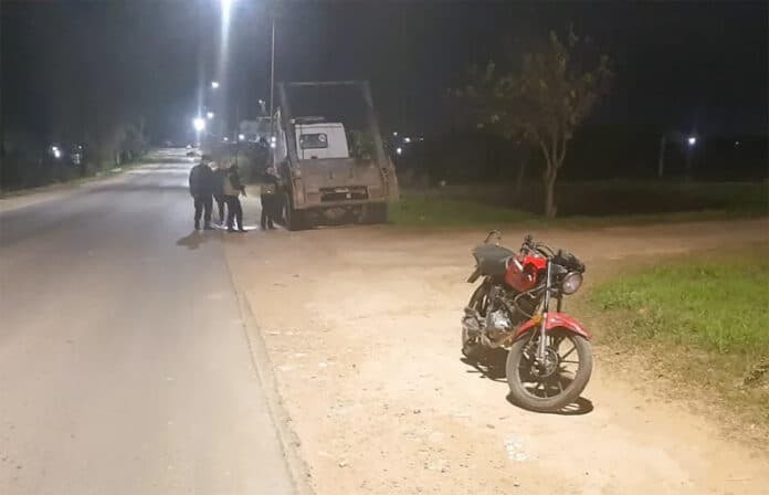 Violento accidente entre un camión y una moto dejó a un joven con riesgo de vida - imagen de origen