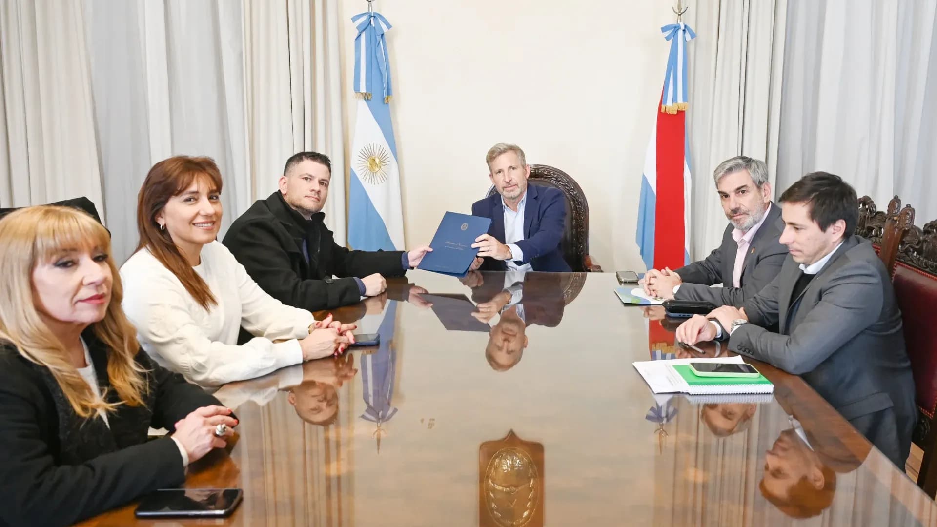 El gobernador firmó convenios con municipios y comunas para fortalecer el mantenimiento de caminos provinciales - imagen de origen