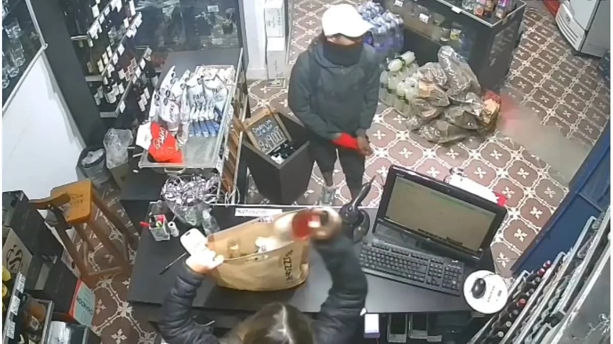 Un delincuente vigiló el comercio Bruzzoni de Paraná y asaltó el local apenas quedó sin clientes - imagen de origen