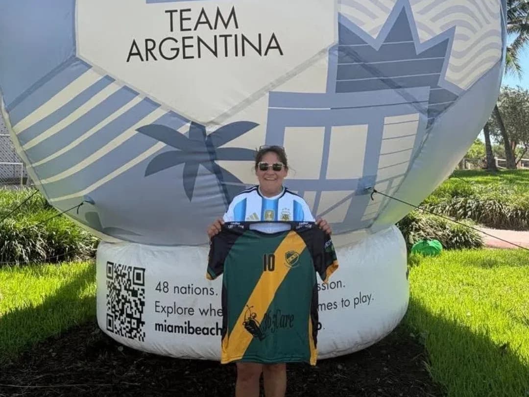 La mamá de Licha Martínez llevó al partido con Inglaterra la camiseta del club de Gualeguay donde se inició su hijo - imagen de origen