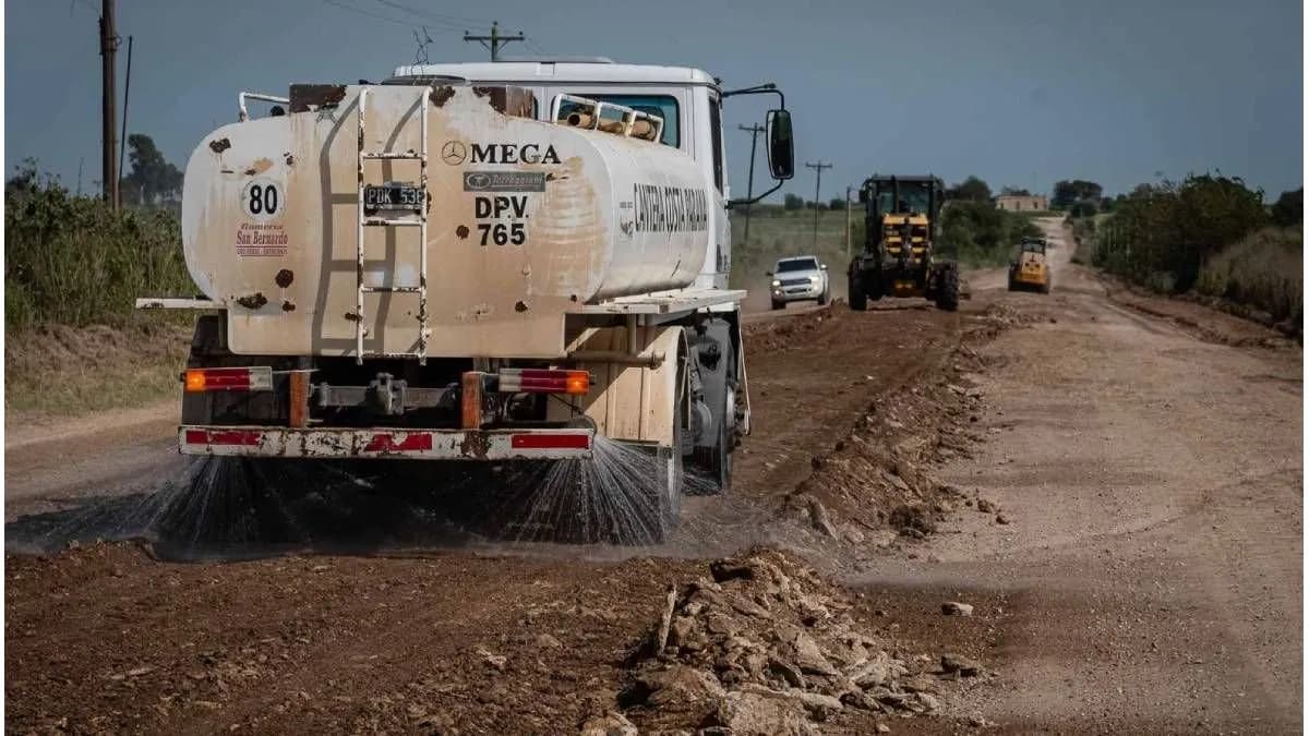 Caminos rurales: avanza la segunda etapa de transporte y distribución de materiales - imagen de origen