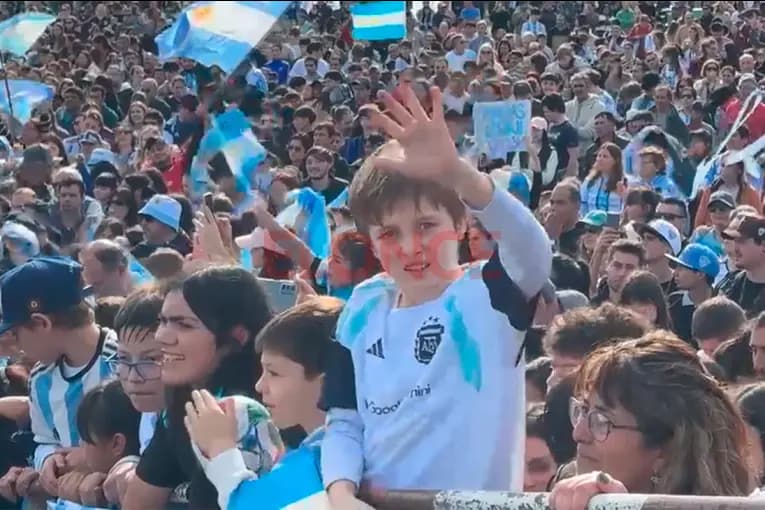 Lisandro Martínez emocionó a los más chicos en Gualeguay: "Es un héroe" - imagen de origen