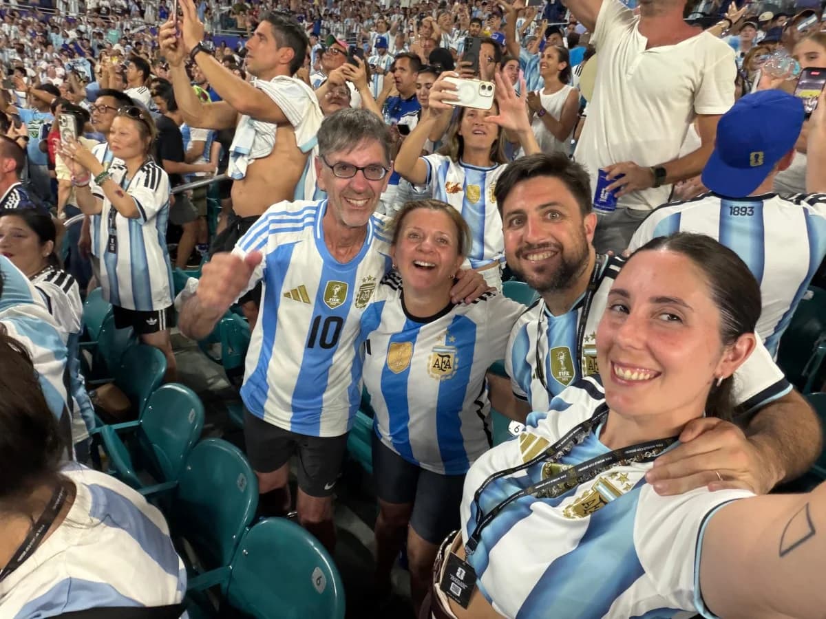 Padre e hija de Concepción del Uruguay cumplen el sueño de vivir su primer Mundial - imagen de origen