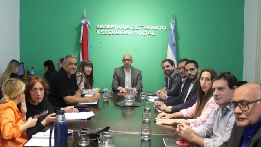 El gobierno convocó a los gremios para reanudar la discusión paritaria el próximo lunes | Análisis - imagen de origen