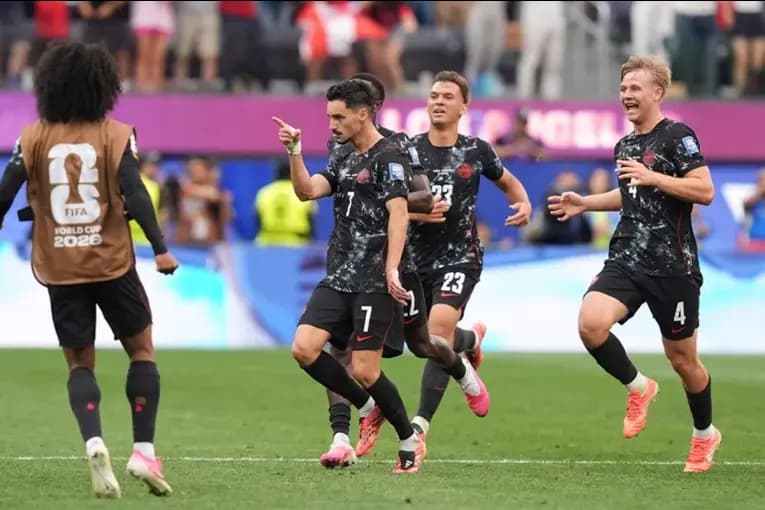 Agónico triunfo de Canadá ante Sudáfrica: gol sobre la hora y pase a octavos - imagen de origen