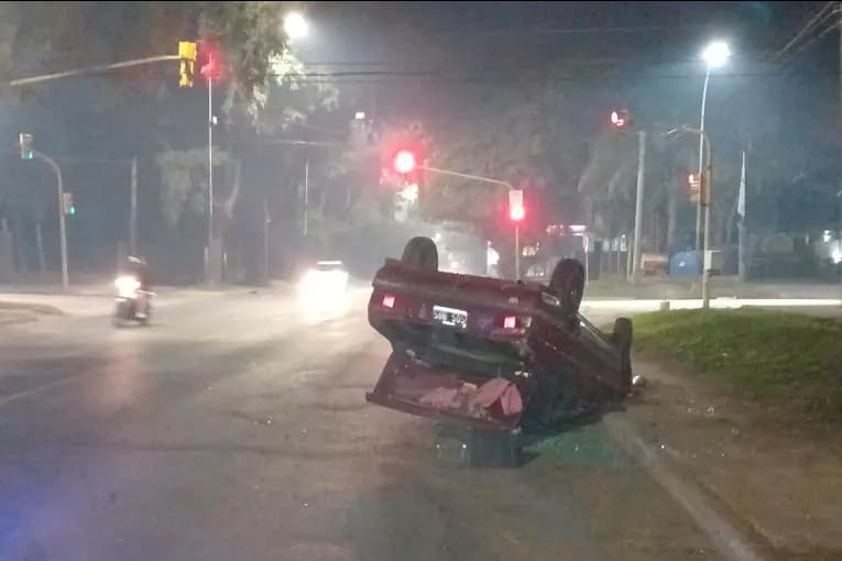 Volcó un auto tras presunta falla mecánica en transitada avenida de Paraná - imagen de origen