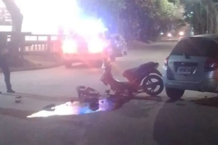 Motociclista sufrió lesiones graves tras chocar con un auto en Colón: retuvieron la moto - imagen de origen