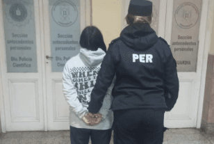 Detienen a una joven vendiendo cocaína en plena vía pública durante un operativo en Villa Busti de Concordia - 7PAGINAS - imagen de origen