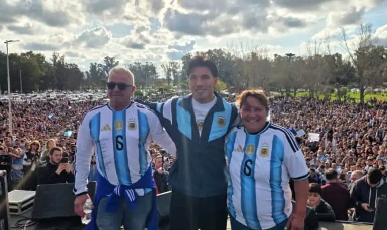 “Quiero dejar mi legado en el fútbol”, dijo Martínez ante una multitud en Gualeguay - imagen de origen