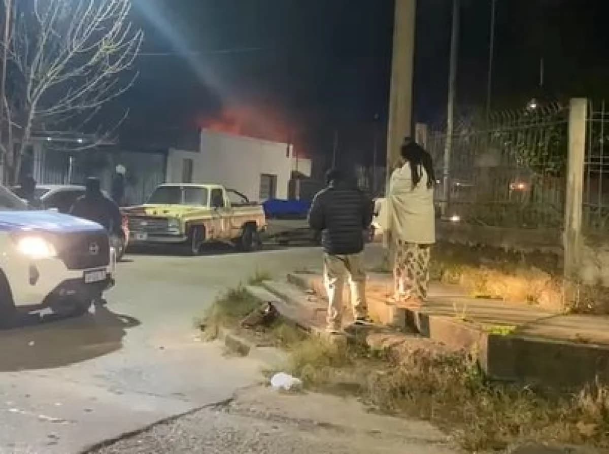 Controlaron un incendio que afectó a dos viviendas y se propagó a una tercera - imagen de origen