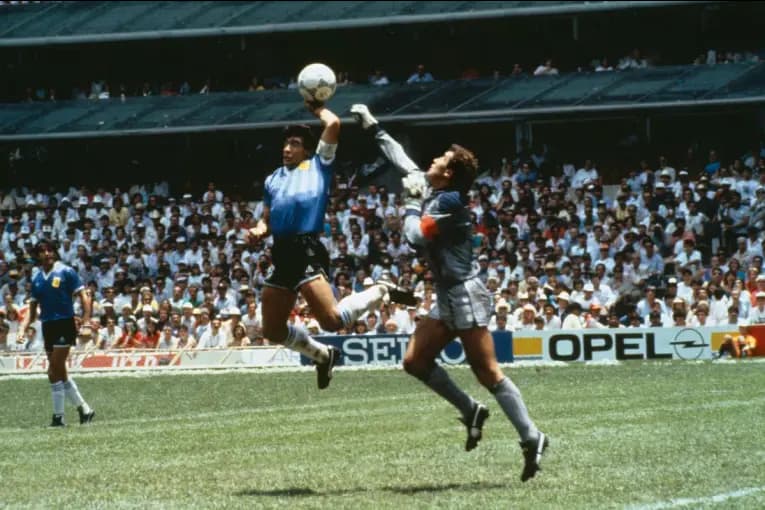 Subastarán la pelota con la que Maradona hizo la “Mano de Dios” y el “Gol del Siglo” - imagen de origen