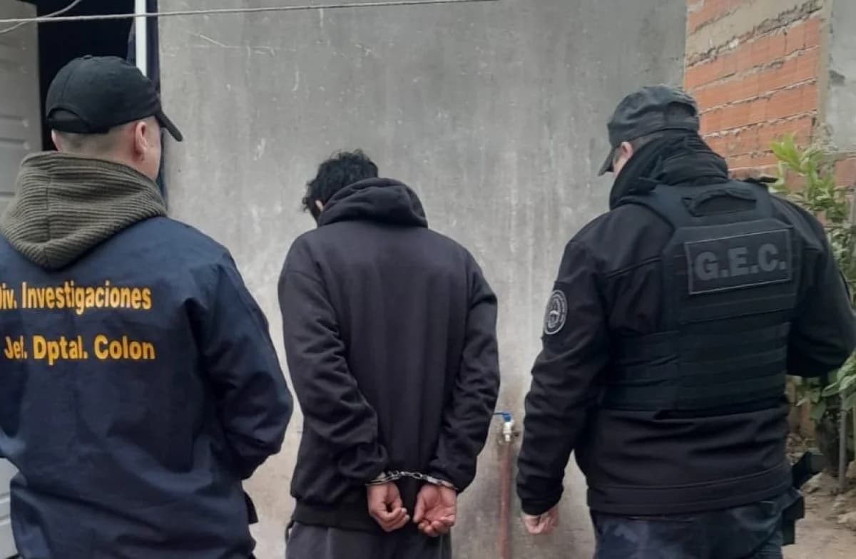 Detuvieron a un hombre de 34 años tras un allanamiento por una investigación de un ilícito en Colón - imagen de origen