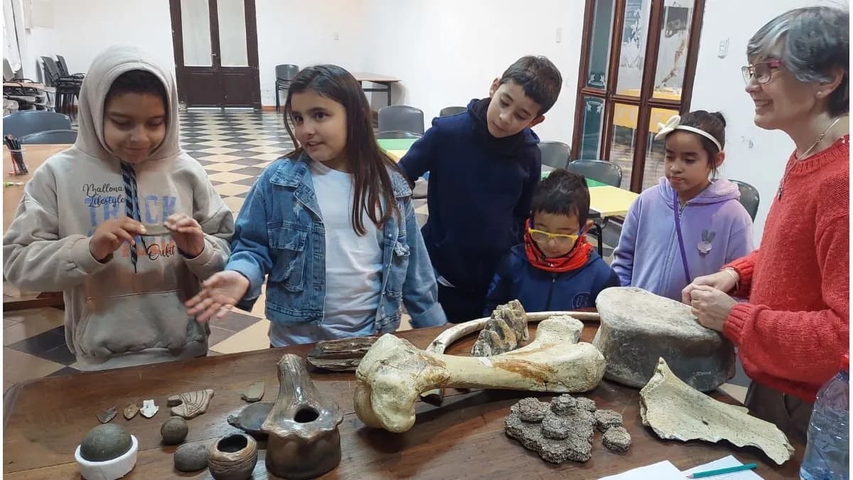 “Descubriendo el pasado”: niñas y niños se convirtieron en arqueólogos y paleontólogos por un día - imagen de origen