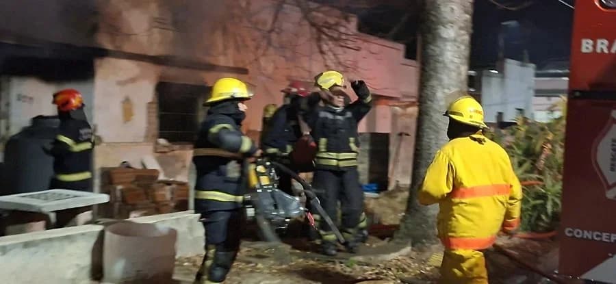 Un feroz incendio afectó a tres viviendas y demandó un megaoperativo de Bomberos - imagen de origen