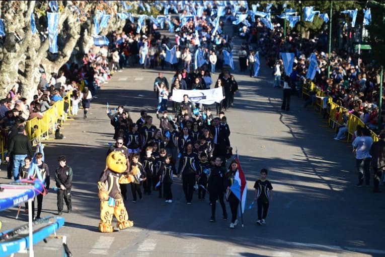 Se prepara un gran desfile para celebrar el 9 de Julio en Gualeguaychú - imagen de origen