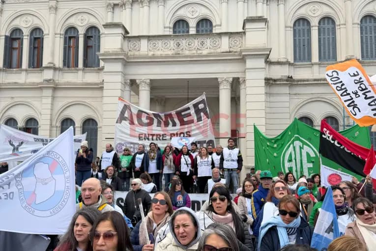 Imágenes y testimonios: docentes reiteraron su rechazo a la reforma previsional con apoyo de jubilados y estatales - imagen de origen