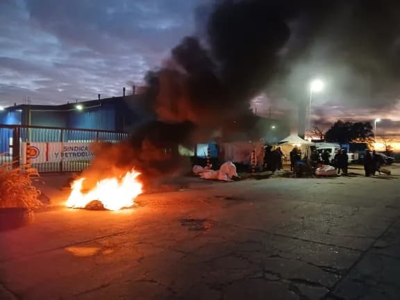 Unión Bat: Los 100 operarios despedidos acampan en la planta y presentan la denuncia ante Trabajo - imagen de origen