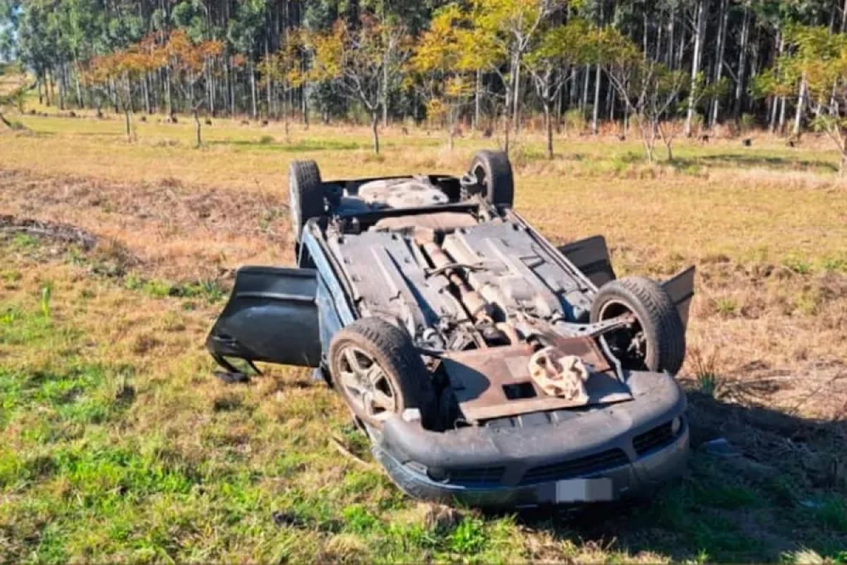 Se distrajo con el celular, despistó y volcó su auto en la Ruta 14: la conductora resultó herida - imagen de origen