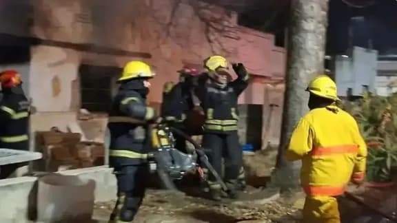 Concepción del Uruguay: un hombre murió de un paro cardíaco tras el dramático incendio de su vivienda - imagen de origen