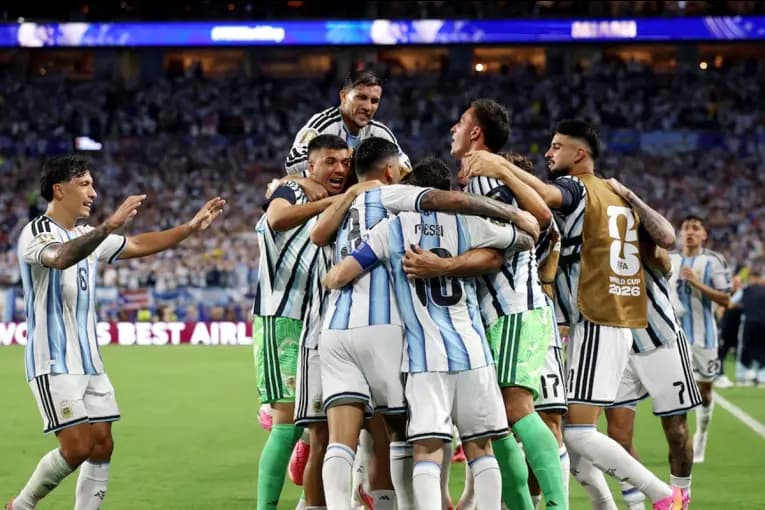 Argentina sufrió, pero avanzó a octavos del Mundial con un gol del entrerriano Lisandro Martínez - imagen de origen