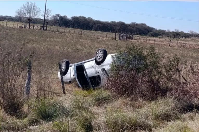 Hospitalizaron a cuatro cadetes de la Policía que volcaron su auto en Ruta 18 cuando viajaban a Paraná - imagen de origen