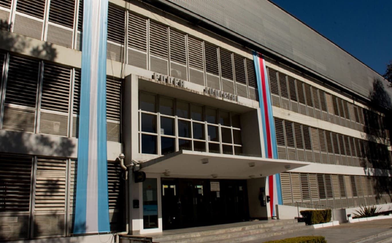 Se ordenó que una estudiante participe del viaje de egresados y que el colegio cese con la discriminación - imagen de origen