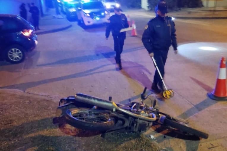 Un motociclista debió ser trasladado al hospital tras un choque con un auto - imagen de origen