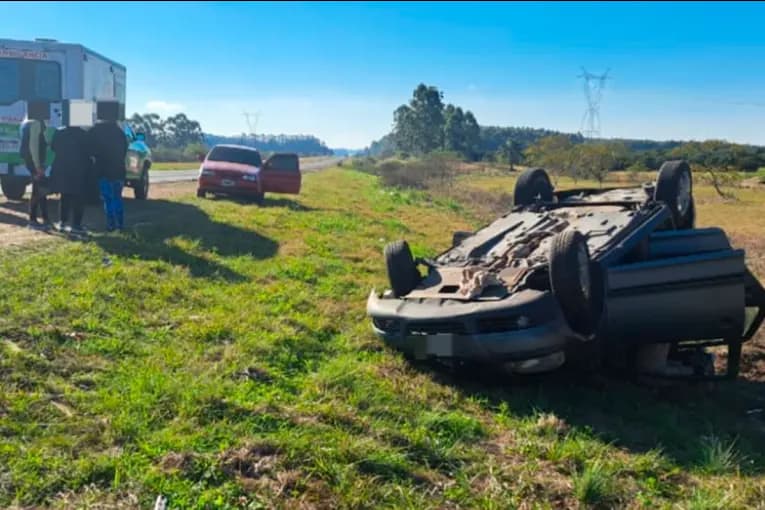 Se distrajo con el celular, despistó y volcó su auto en la Ruta 14: la conductora resultó herida - imagen de origen