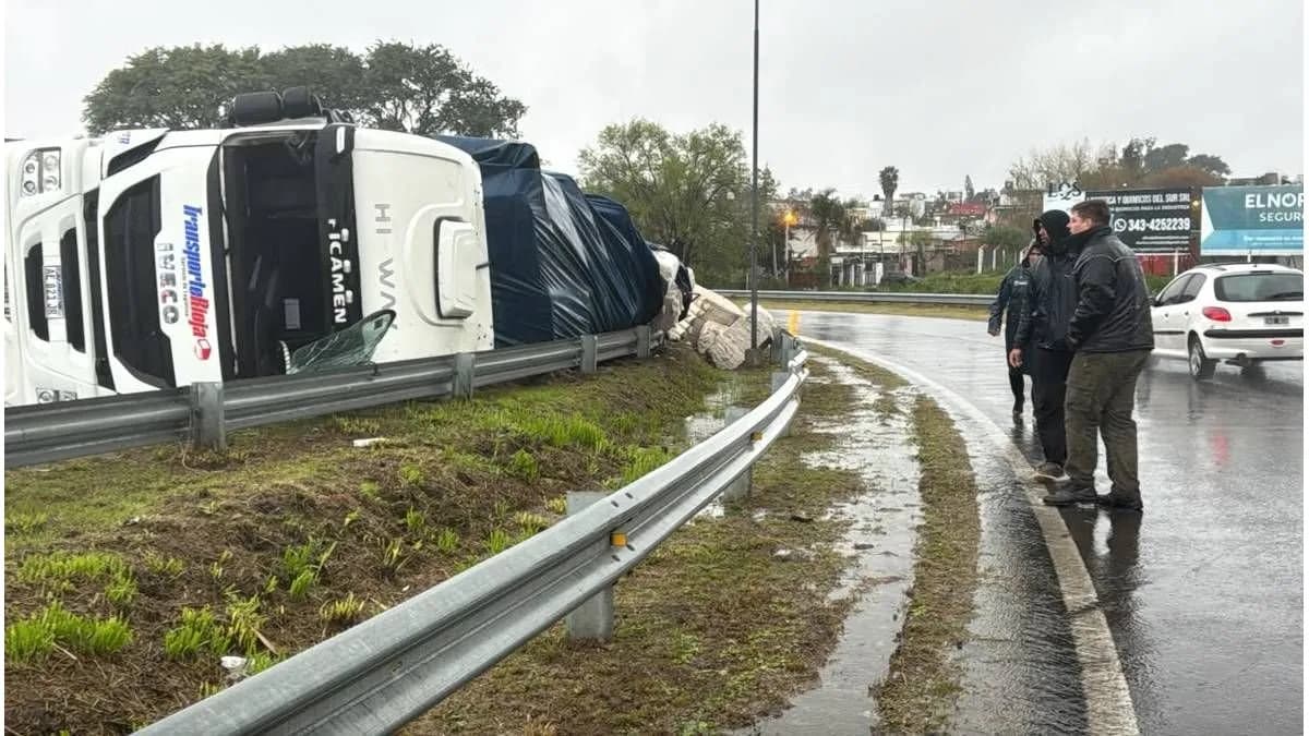 Paraná: un camión volcó en el Acceso Norte bajo una lluvia torrencial - imagen de origen