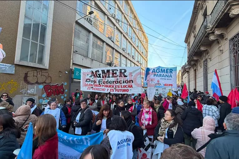 Multisectorial en Defensa de la Caja se movilizó en Paraná contra el proyecto de reforma previsional - imagen de origen