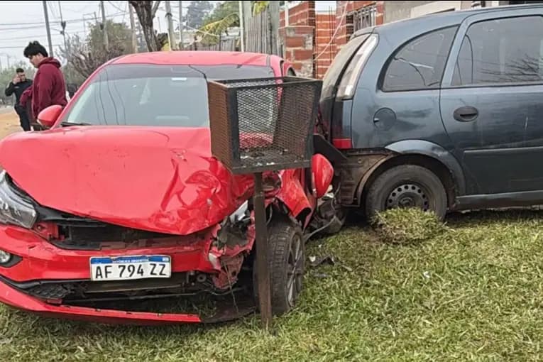 Policía iba a alta velocidad y terminó chocando contra un auto estacionado en Concordia - imagen de origen