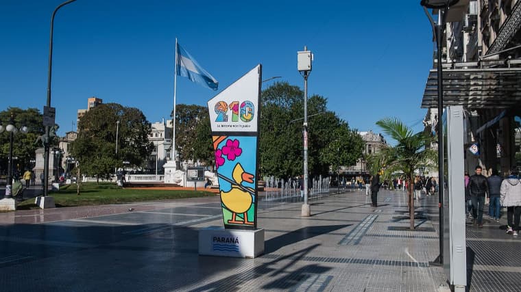 La Peatonal ya no tiene la pantalla de información turística - imagen de origen
