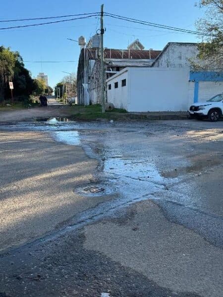 Reclamo vecinal. Una pérdida de agua persiste desde hace meses en Belgrano y Spiro - imagen de origen