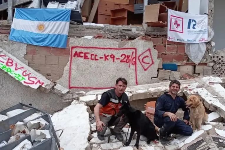 Brigadistas entrerrianos regresan al país tras rescatar a cinco personas con vida en Venezuela - imagen de origen