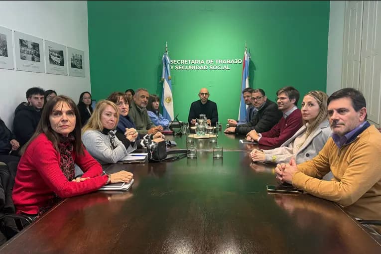 El Gobierno presentó una propuesta a los estatales y la paritaria pasó a cuarto intermedio - imagen de origen