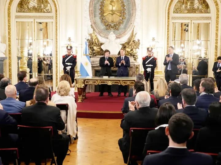 Santilli juró como jefe de Gabinete: hubo fuerte presencia de gobernadores y dirigentes - imagen de origen