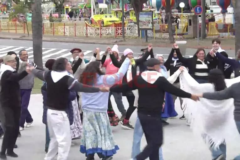 Fotos y video: el taller de Folclore de UADER ensayó para el Gran Pericón del 9 de julio en la Plaza de las Naciones - imagen de origen