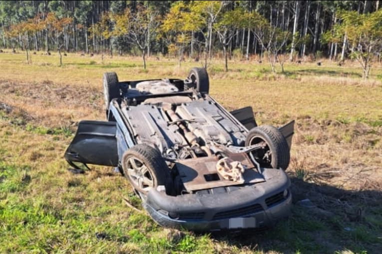 Una mujer sufrió lesiones luego de que su vehículo diera varios tumbos en autovía 14 - imagen de origen