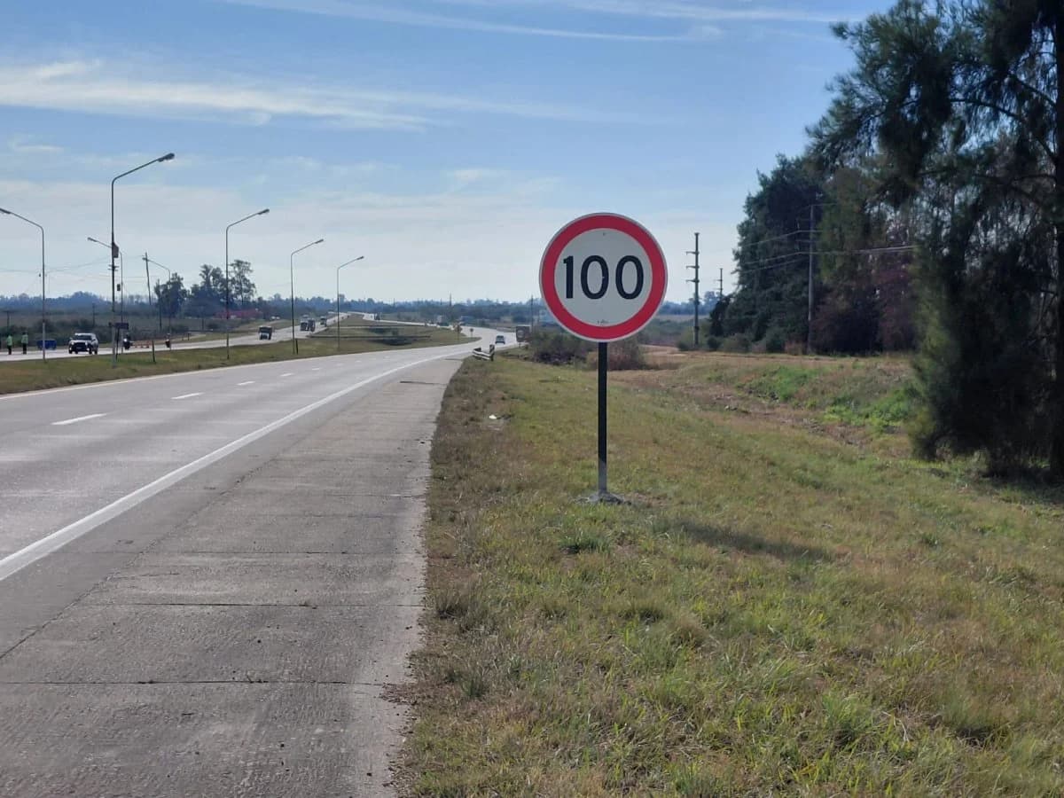Autovía del Mercosur renueva la señalización vertical en un tramo de la Ruta Nacional 14 - imagen de origen