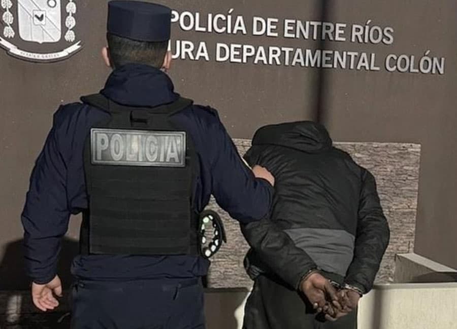 Inconsciencia y robo en Colón: un joven fue detenido de madrugada cuando trepaba un poste para robar cables de luz - imagen de origen
