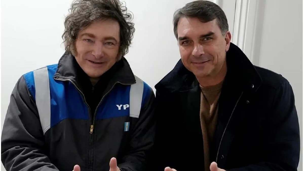 Javier Milei canceló su viaje a la cumbre del Mercosur y recibió a Flávio Bolsonaro - imagen de origen