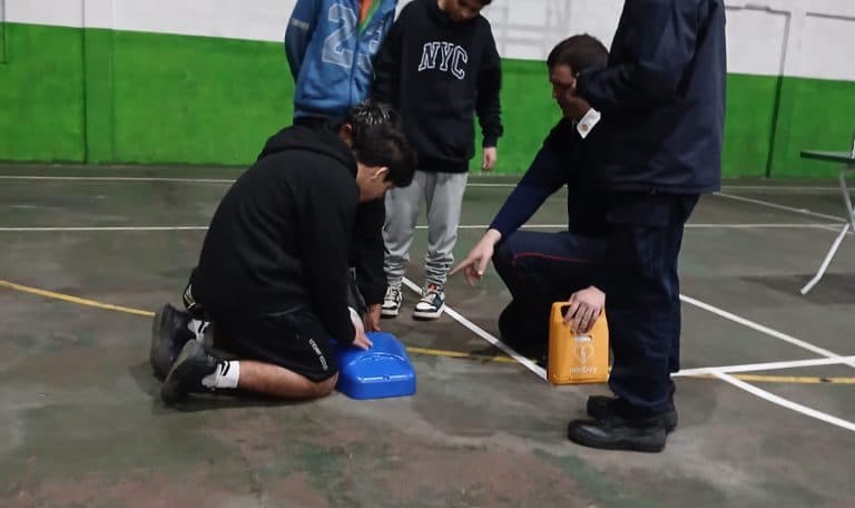 Bomberos voluntarios capacitaron sobre RCP en el club 1° de Mayo - imagen de origen