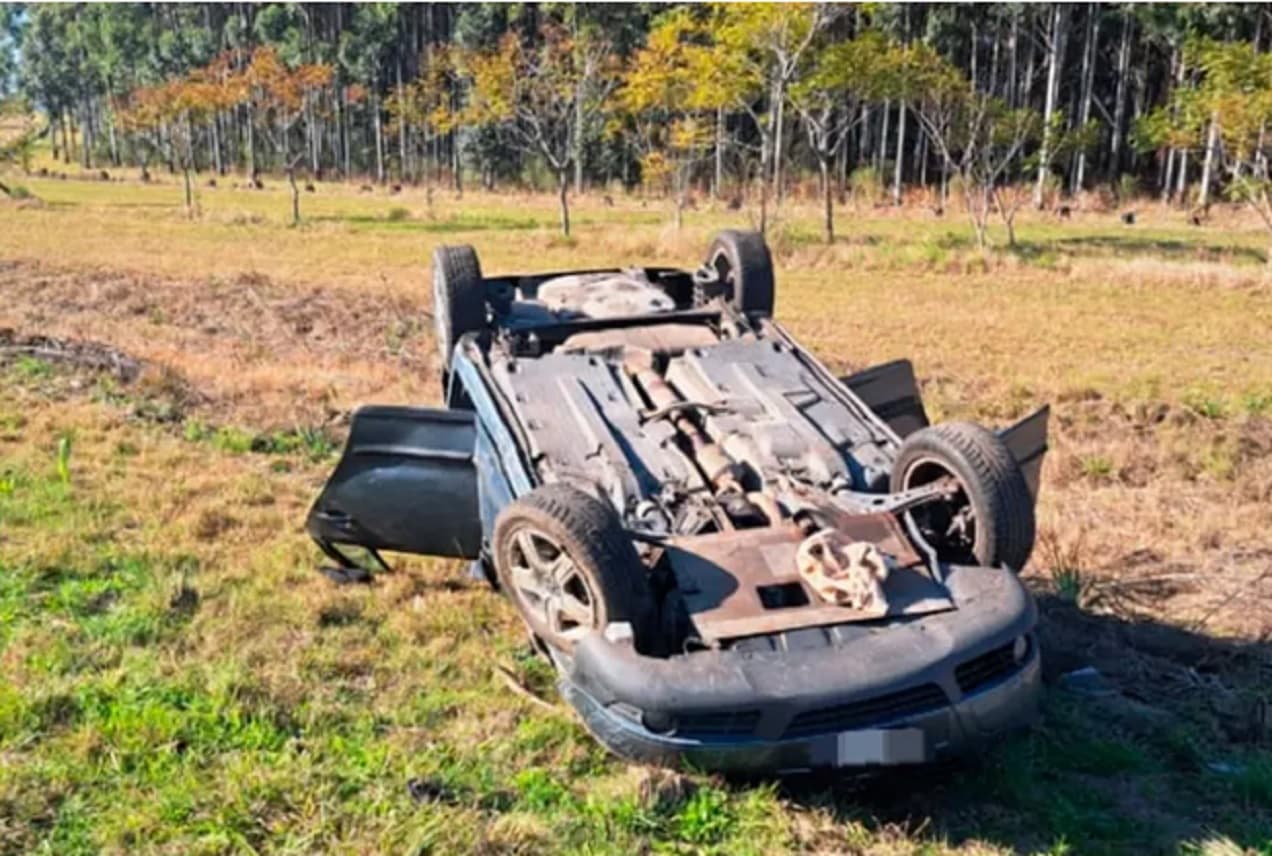 Se distrajo con el celular, despistó y volcó su auto en la Ruta 14 - imagen de origen