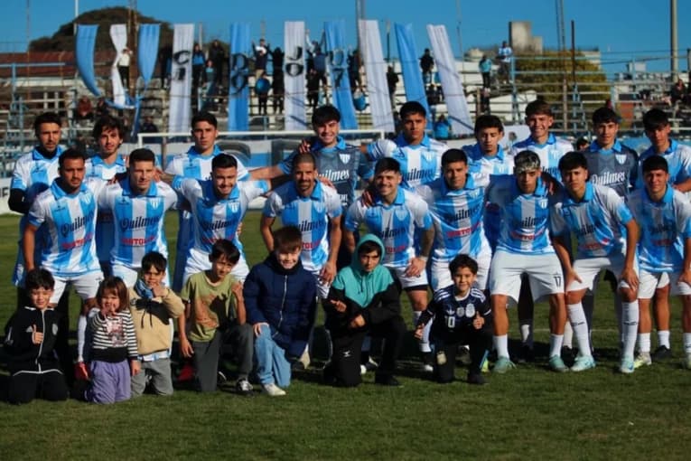 El súper líder Juventud Unida visita a Defensores del Oeste en el cierre de la fecha 12 - imagen de origen