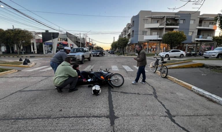 Motociclista chocó con una bicicleta que transitaba en contramano - imagen de origen